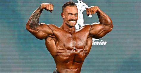 cura culturista|Chris Bumstead, cosa mangia e come si allena e si。